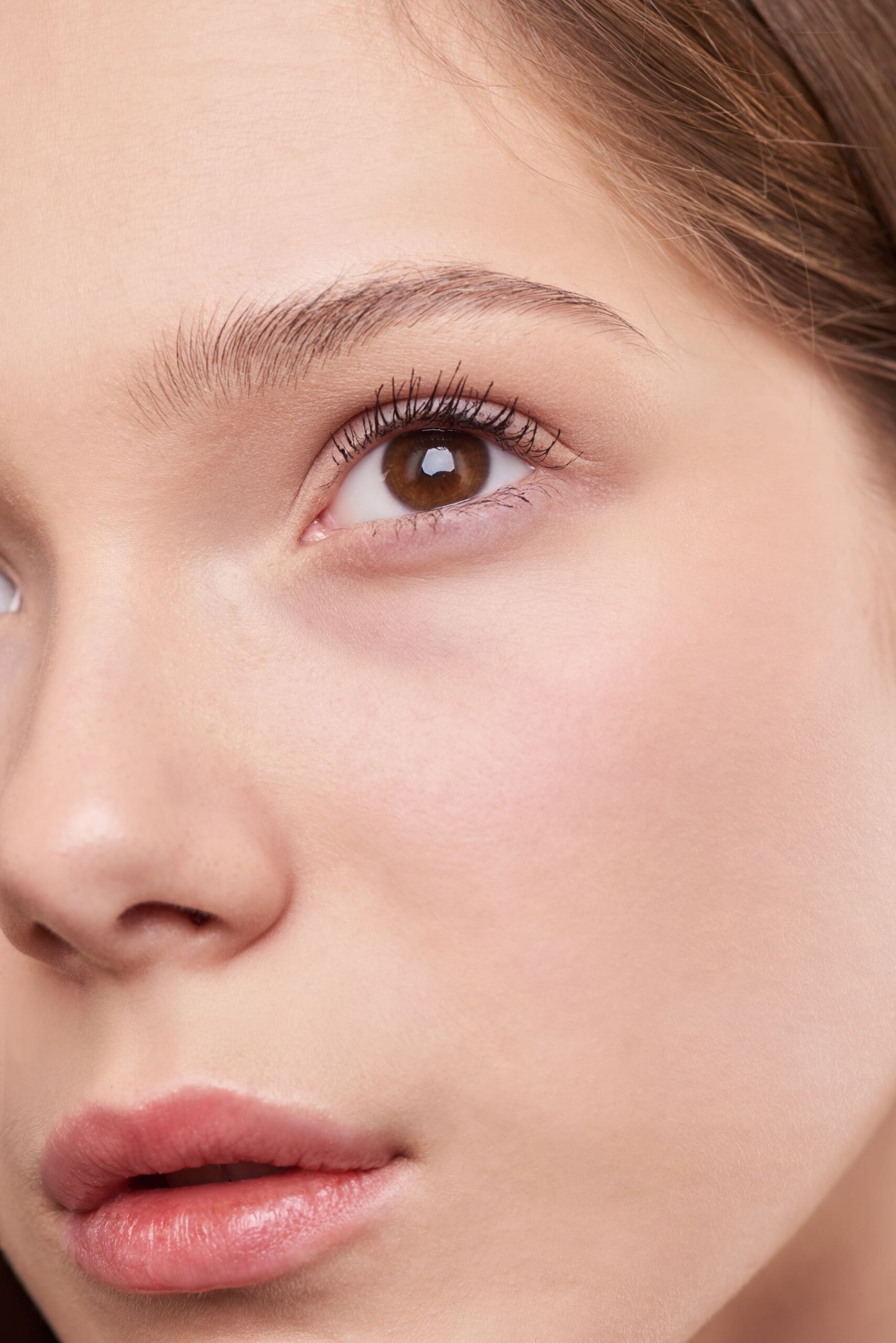 Primer plano iluminado del rostro de una mujer